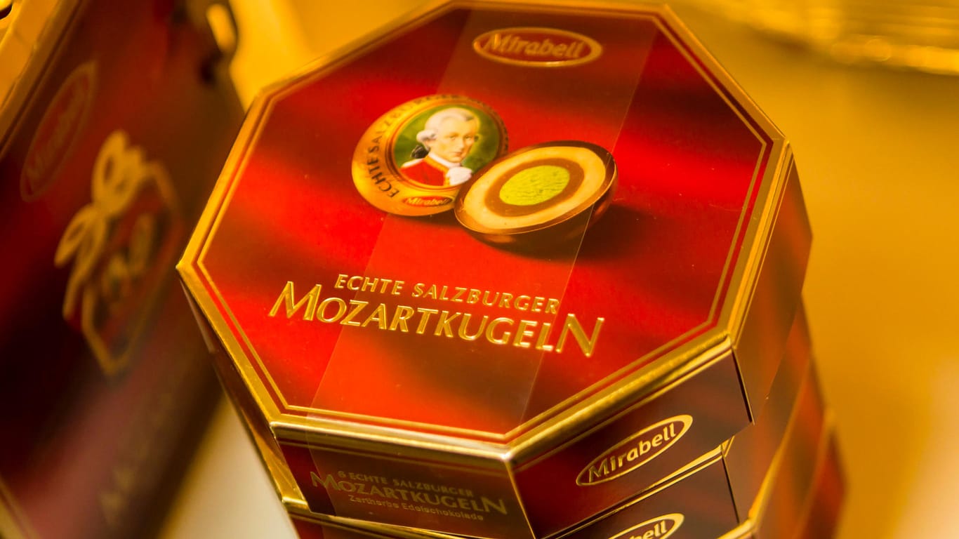 Mozartkugeln von Mirabell: Die Mozartkugel ist eine Süßware aus Schokolade, Pistazien, Marzipan und Nougat. Erfunden wurde sie 1890.