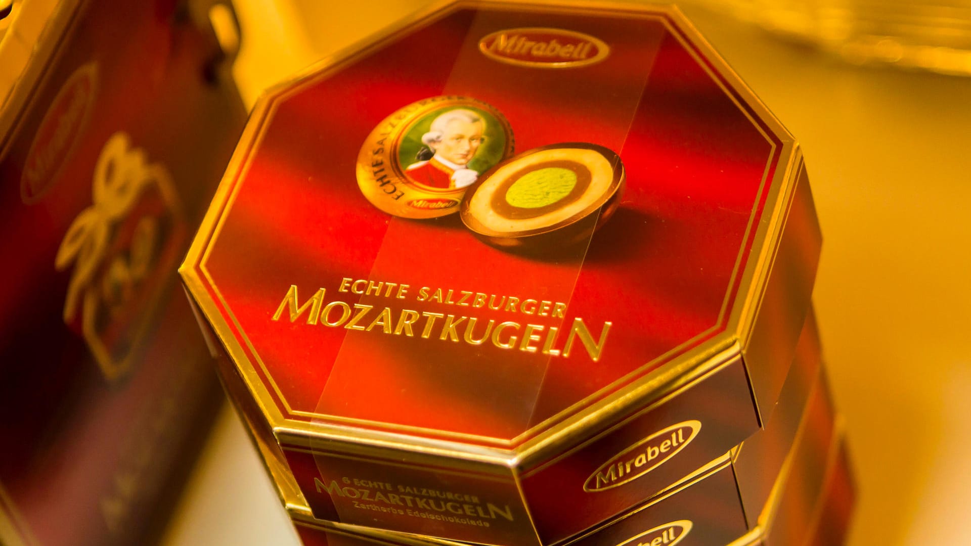 Mozartkugeln von Mirabell: Die Mozartkugel ist eine Süßware aus Schokolade, Pistazien, Marzipan und Nougat. Erfunden wurde sie 1890. Mozartkugeln von Mirabell: Die Mozartkugel ist eine Süßware aus Schokolade, Pistazien, Marzipan und Nougat. Erfunden wurde sie 1890.