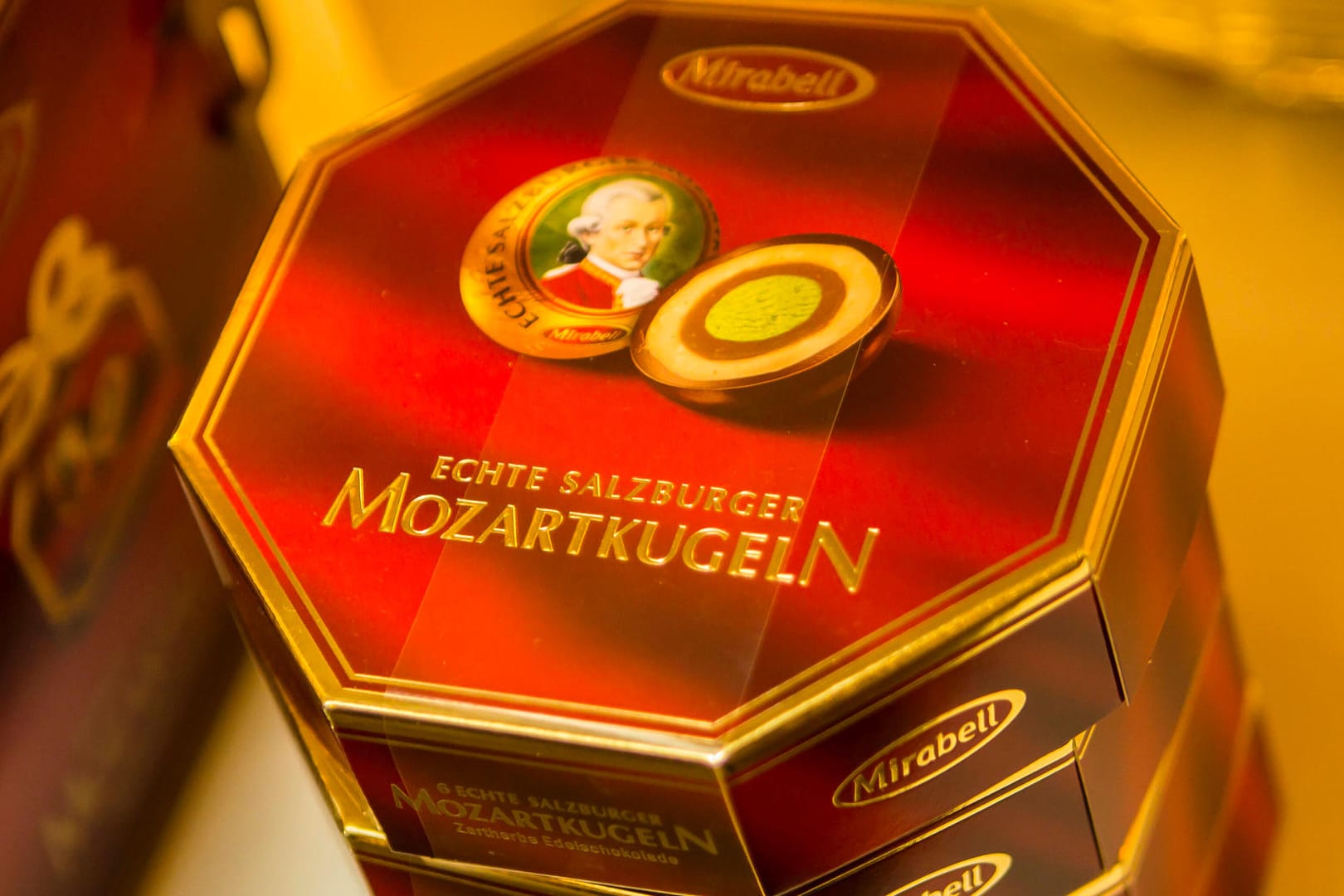 Mozartkugeln von Mirabell: Die Mozartkugel ist eine Süßware aus Schokolade, Pistazien, Marzipan und Nougat. Erfunden wurde sie 1890. Mozartkugeln von Mirabell: Die Mozartkugel ist eine Süßware aus Schokolade, Pistazien, Marzipan und Nougat. Erfunden wurde sie 1890.