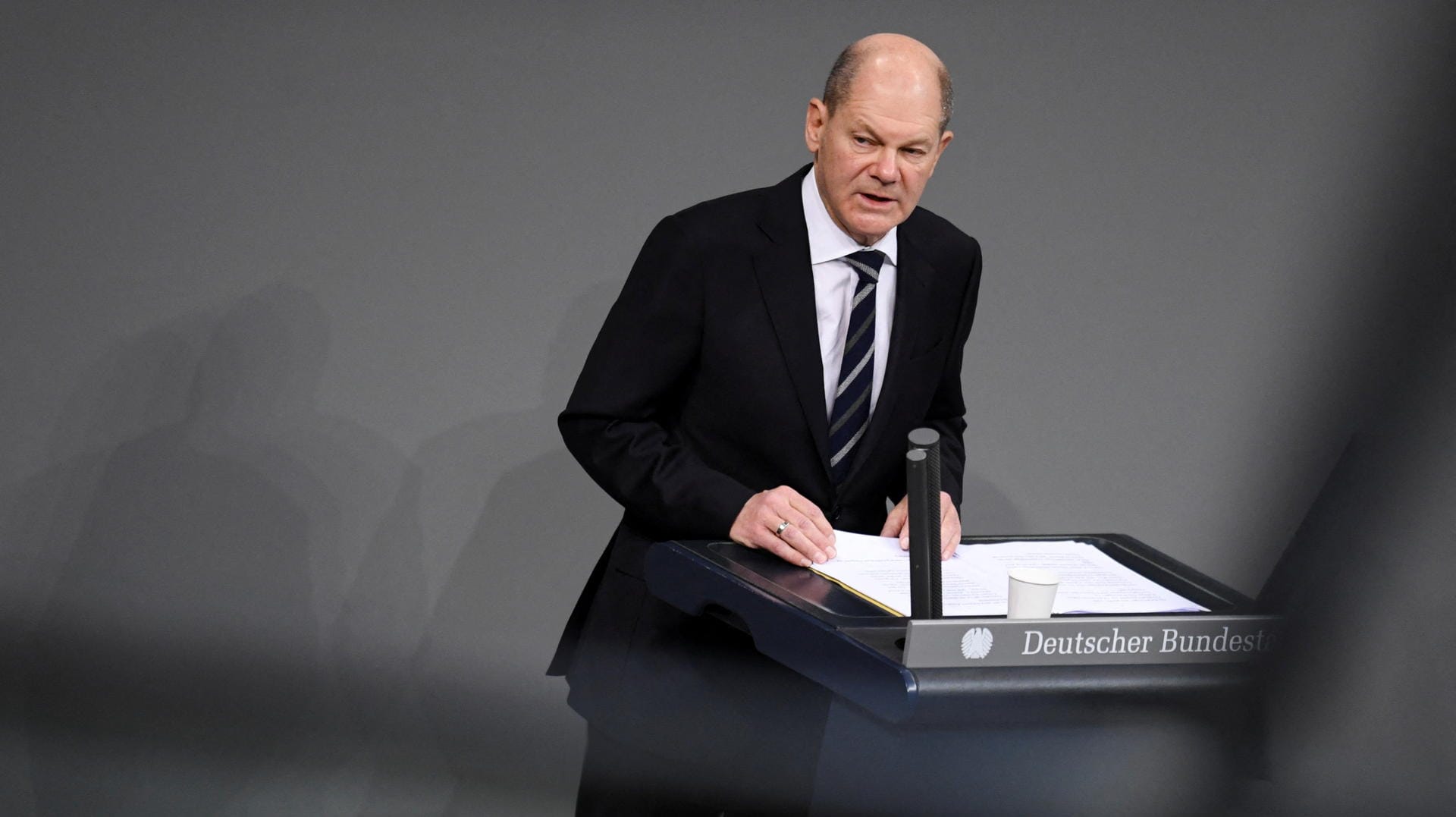 Olaf Scholz bei seiner Regierungserklärung im Bundestag: Der Kanzler hat noch nicht auf das Urteil im Tiergarten-Prozess reagiert.