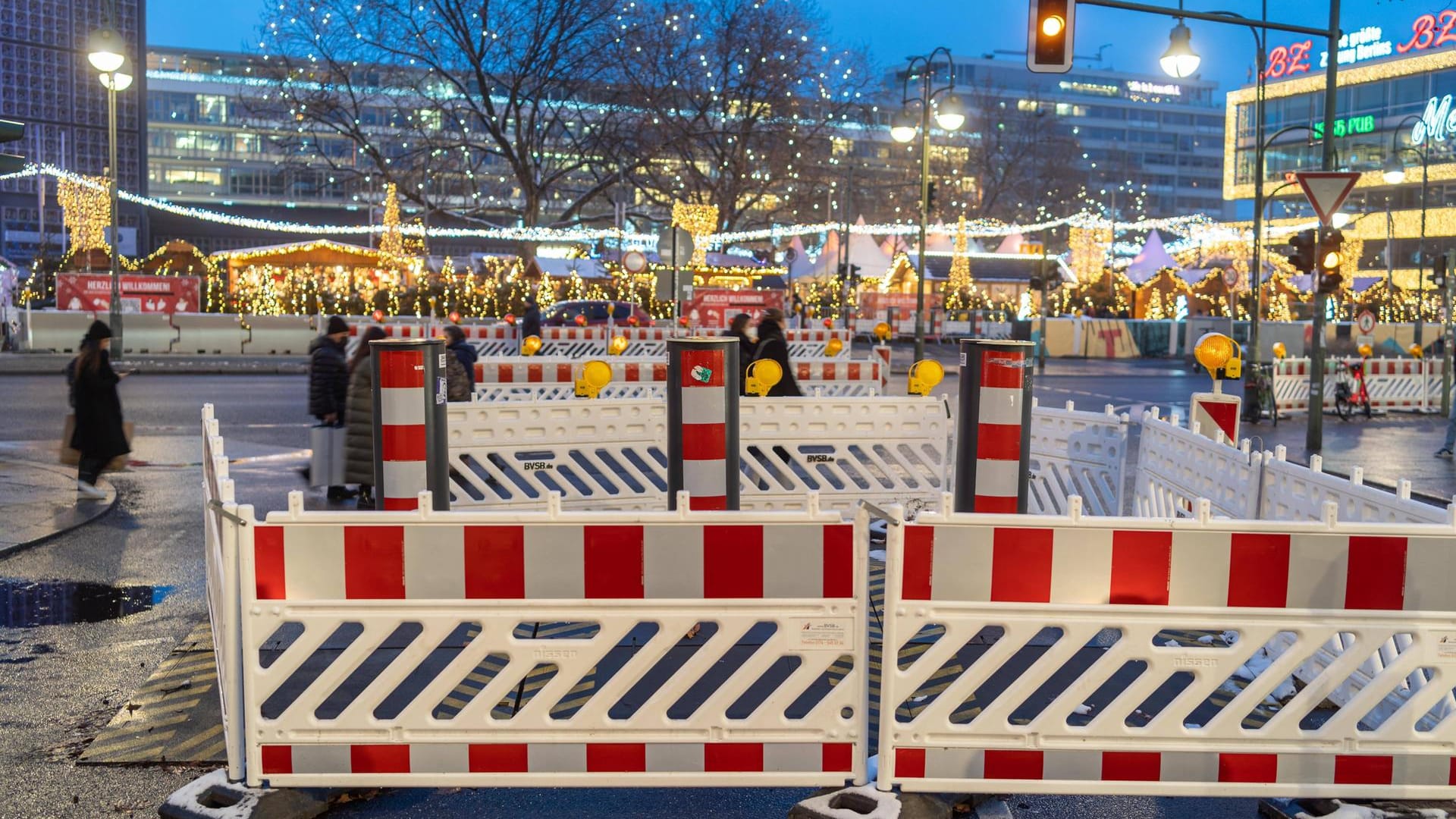 Sicherheitspoller in der Rankestraße gegenüber vom Breitscheidplatz (Archivbild): Wer zur Trauerfeier Blumen an das Mahnmal legen möchte, muss von einem Beamten begleitet werden. Sicherheitspoller in der Rankestraße gegenüber vom Breitscheidplatz (Archivbild): Wer zur Trauerfeier Blumen an das Mahnmal legen möchte, muss von einem Beamten begleitet werden.
