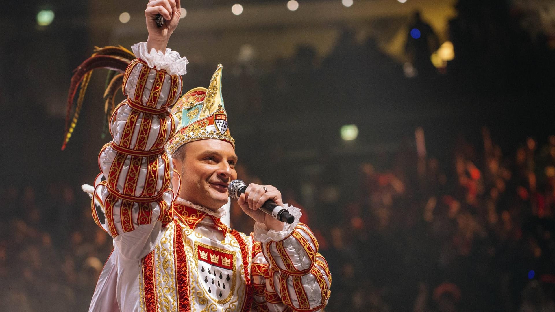 Prinz Holger I. beim Auftakt der Lachenden Kölnarena 2015 (Archivbild): Obwohl karnevalistische Innenveranstaltungen offiziell abgesagt wurden, soll die Lachende Kölnarena wie geplant stattfinden.