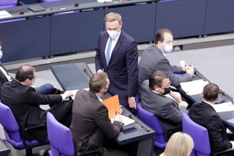Christian Lindner geht durch die Reihen der AfD-Fraktion: Die FDP möchte den Platz tauschen, um nicht mehr neben der AfD sitzen zu müssen.