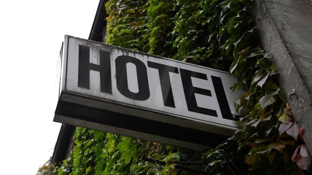 Ein Leuchtschild hängt an der Fassade eines Hotels (Symbolbild): Ein Hotel hat nur Zimmer ohne Fenster.