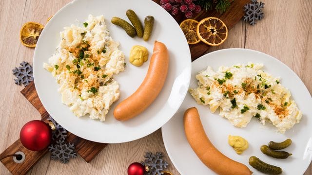 Geht immer, schmeckt fast jedem: Kartoffelsalat mit Würstchen ist ein Klassiker der Weihnachtsküche.