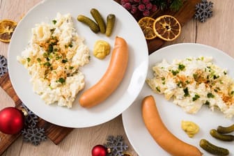 Geht immer, schmeckt fast jedem: Kartoffelsalat mit Würstchen ist ein Klassiker der Weihnachtsküche.