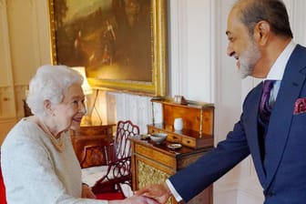 Audienz auf Schloss Windsor: Queen Elizabeth II. empfang den Sultan von Oman persönlich.