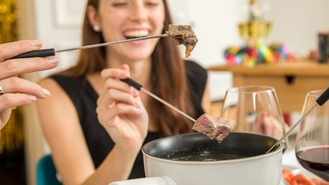 Beim Elektrofondue wird zwar nicht mit offener Flamme hantiert, aber auch das Stromkabel sollte ordentlich isoliert sein.