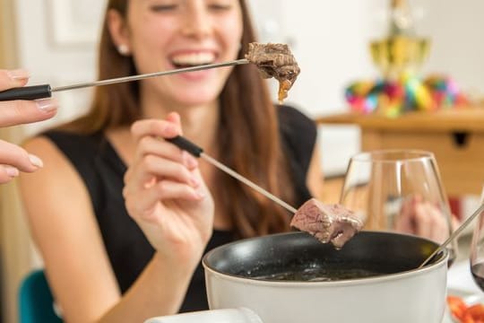 Beim Elektrofondue wird zwar nicht mit offener Flamme hantiert, aber auch das Stromkabel sollte ordentlich isoliert sein.