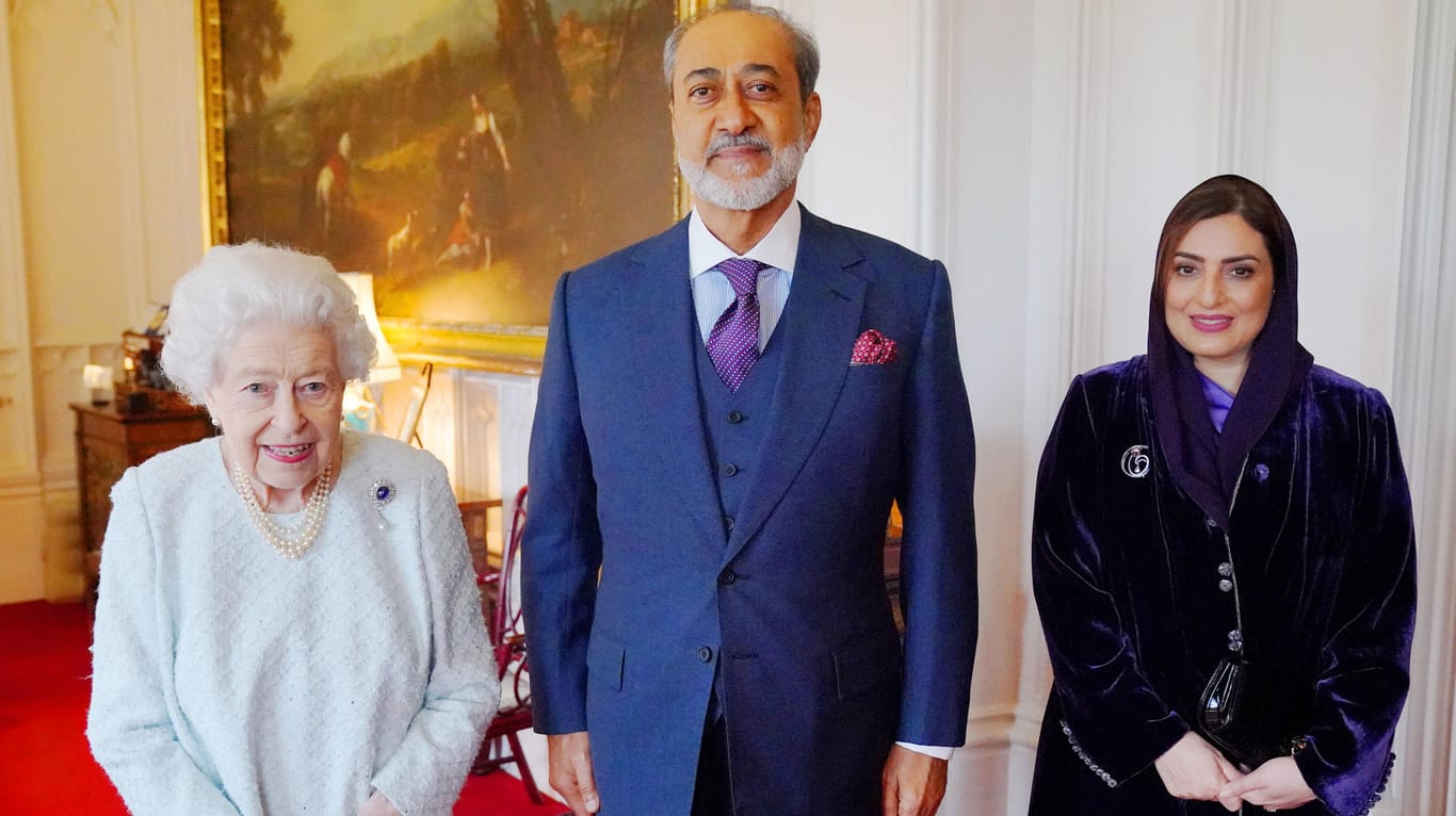 Queen Elizabeth II. mit Haitham bin Tariq Al Said, dem Sultan von Oman, und dessen Frau Ahad bint Abdullah