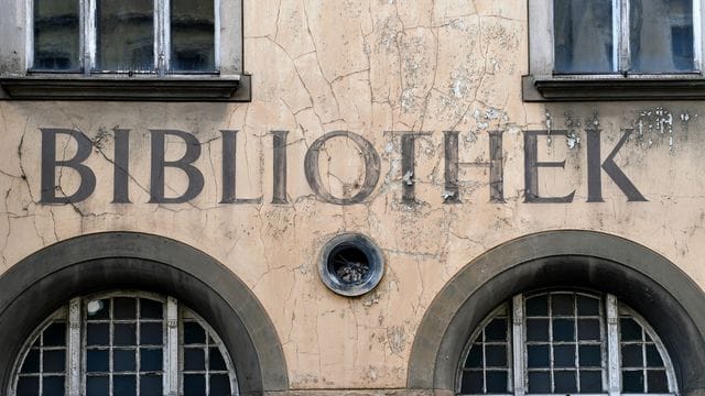 Der Schriftzug "Bibliothek" blättert von einer Fassade