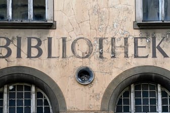 Der Schriftzug "Bibliothek" blättert von einer Fassade