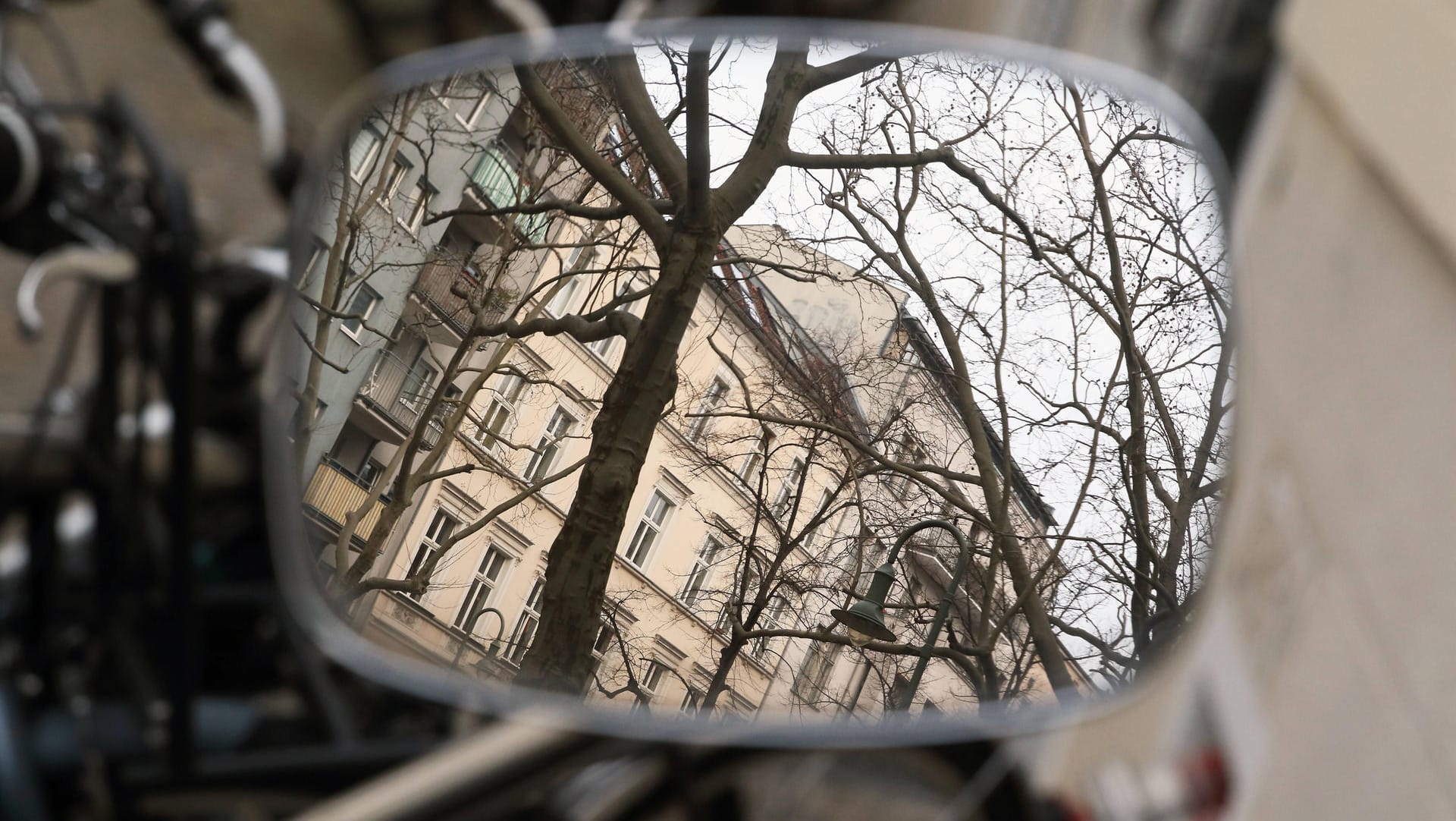 Mietshäuser im Stadtteil Pankow in Berlin (Symbolbild): Tausende Hauptstadtbewohner heizen immer noch mit Kohle. Wohnungen mit diesen besonders klimaschädlichen Heizöfen gehören unter anderem auch dem Land Berlin.