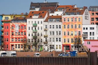 Ein Straßenzug in Hamburg (Symbolbild): Die Pläne der EU-Kommission sollen den Gebäudesektor in allen 27 Mitgliedsstaaten umkrempeln.