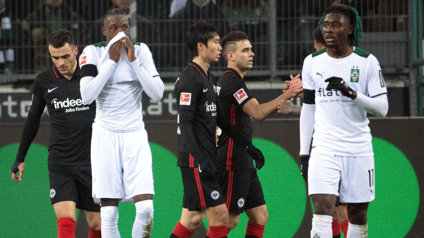 Wieder kein Sieg: Während die Eintracht jubelt, können es die Gladbacher nicht fassen.