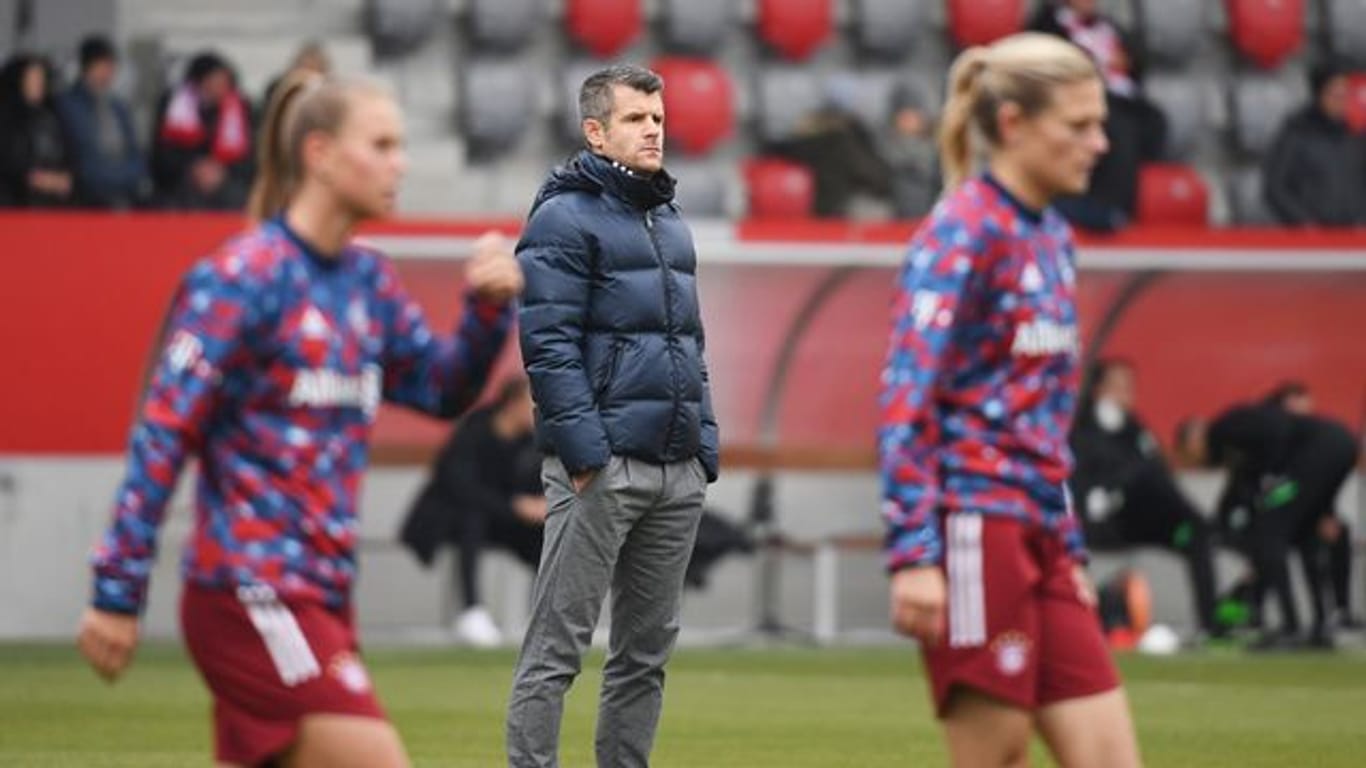 Bayerns Trainer Jens Scheuer steht am Platz