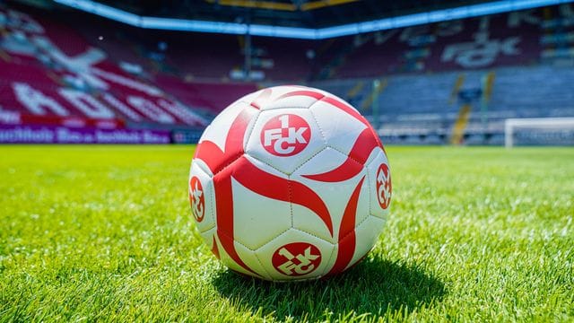 Ein Fußball mit der Aufschrift "1. Ein Fußball mit der Aufschrift "1.