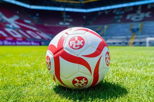 Ein Fußball mit der Aufschrift "1.