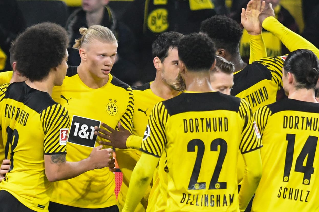 Knapp, aber am Ende hat es gereicht: Der BVB jubelt über den Sieg gegen Fürth.