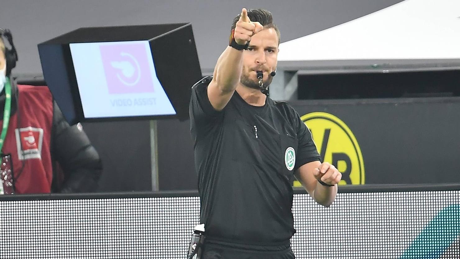 Daniel Schlager: Der Schiedsrichter traf eine bei Greuther Fürth unbeliebte Entscheidung. Daniel Schlager: Der Schiedsrichter traf eine bei Greuther Fürth unbeliebte Entscheidung.