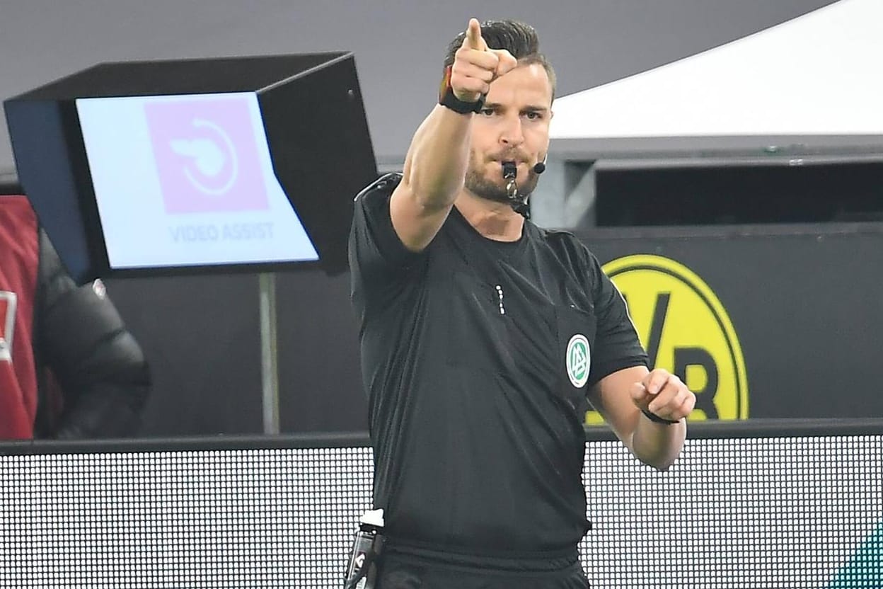 Daniel Schlager: Der Schiedsrichter traf eine bei Greuther Fürth unbeliebte Entscheidung.