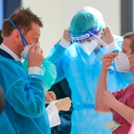Michael Kretschmer besucht eine Klinik in Leipzig: Die Fallzahlen in Deutschland bleiben weiter auf hohem Niveau.