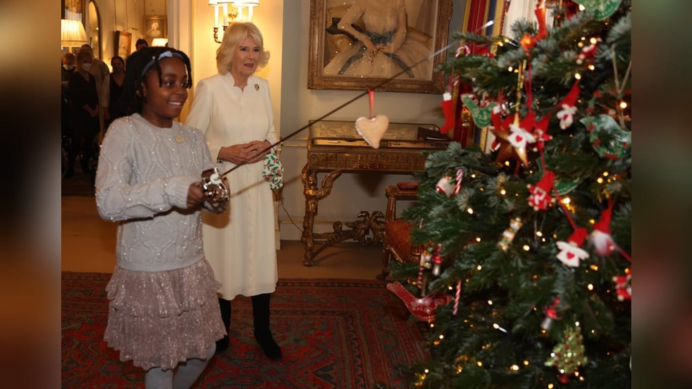 Weihnachtstradition: Herzogin Camilla hat im Clarence House den Baum mit der Hilfe von Kindern geschmückt.