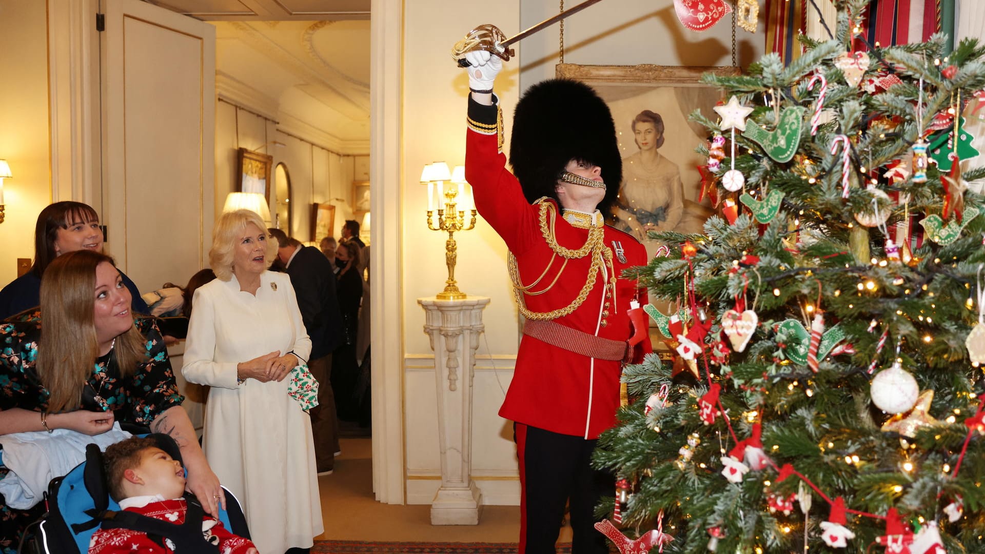 Weihnachtsbaum schmücken im Clarence House: Eine alte Tradition der Herzogin. Weihnachtsbaum schmücken im Clarence House: Eine alte Tradition der Herzogin.