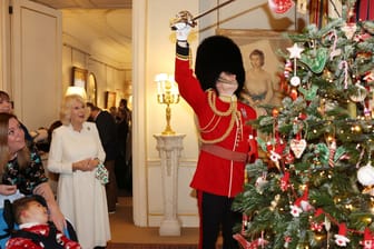 Weihnachtsbaum schmücken im Clarence House: Eine alte Tradition der Herzogin.