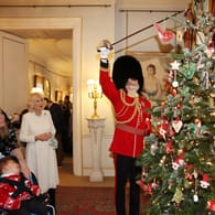 Weihnachtsbaum schmücken im Clarence House: Eine alte Tradition der Herzogin.