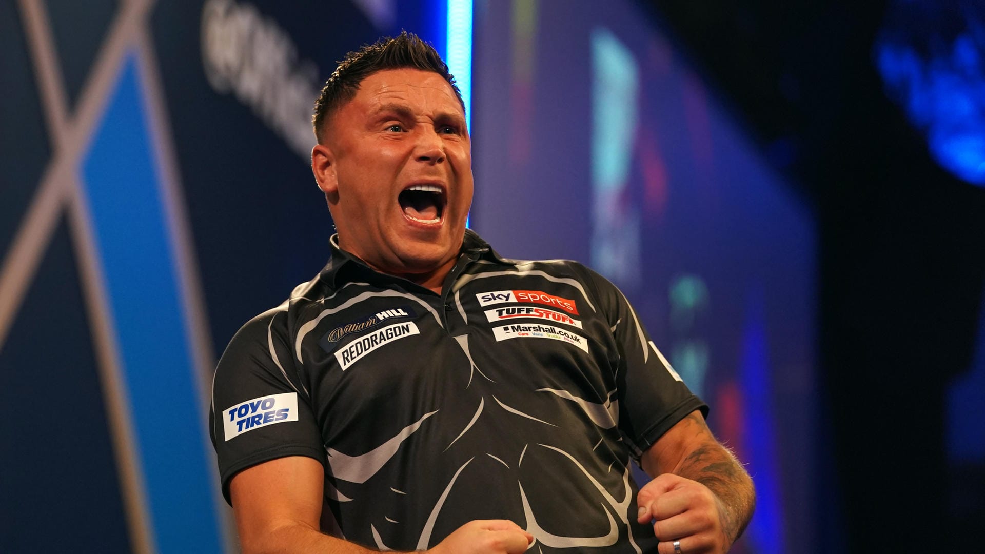 Darts WM in London: Titelverteidiger Gerwyn Price reagiert während des Spiels.