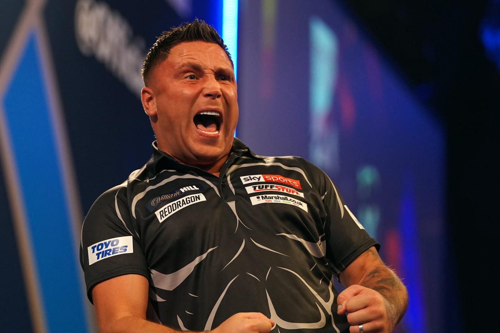 Darts WM in London: Titelverteidiger Gerwyn Price reagiert während des Spiels.