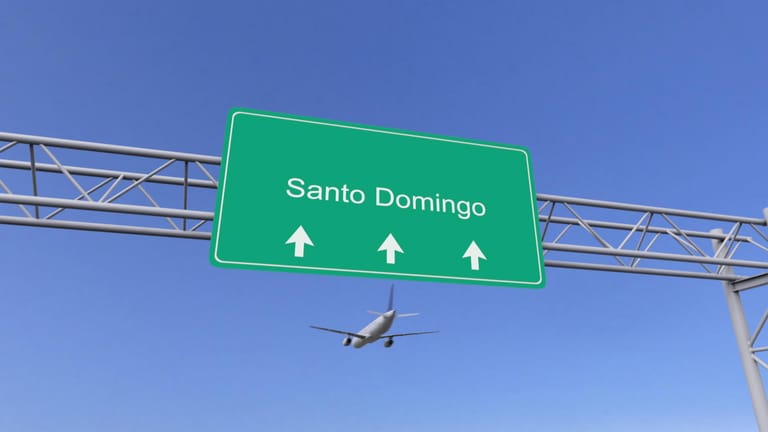 Ein Flugzeug über dem Flughafen Santo Domingo (Symbolbild): Bei einem Flugzeugunglück kamen neun Menschen ums Leben.
