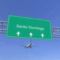 Ein Flugzeug über dem Flughafen Santo Domingo (Symbolbild): Bei einem Flugzeugunglück kamen neun Menschen ums Leben.