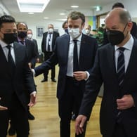 Scholz und Macron mit Zelenskiy: Deutschland und Frankreich sagen der Ukraine Hilfe im Konflikt mit Russland zu