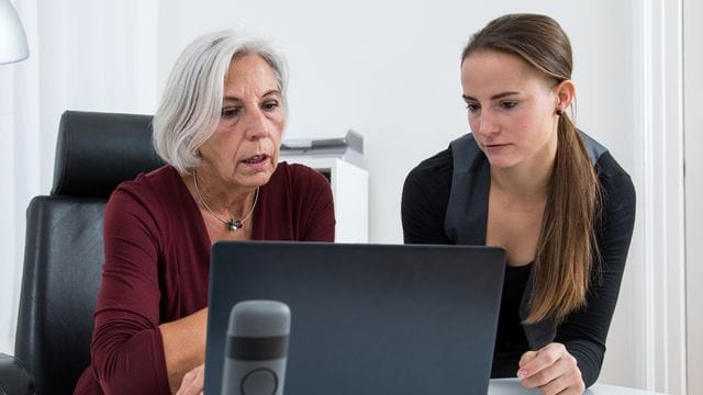 Bei einem Praktikum im Studium kommen viele junge Menschen zum ersten Mal so richtig mit der Arbeitswelt in Berührung.