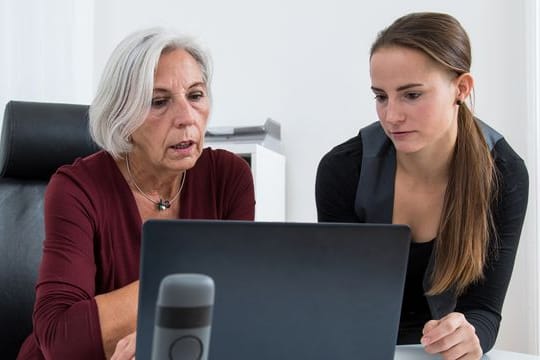 Bei einem Praktikum im Studium kommen viele junge Menschen zum ersten Mal so richtig mit der Arbeitswelt in Berührung.