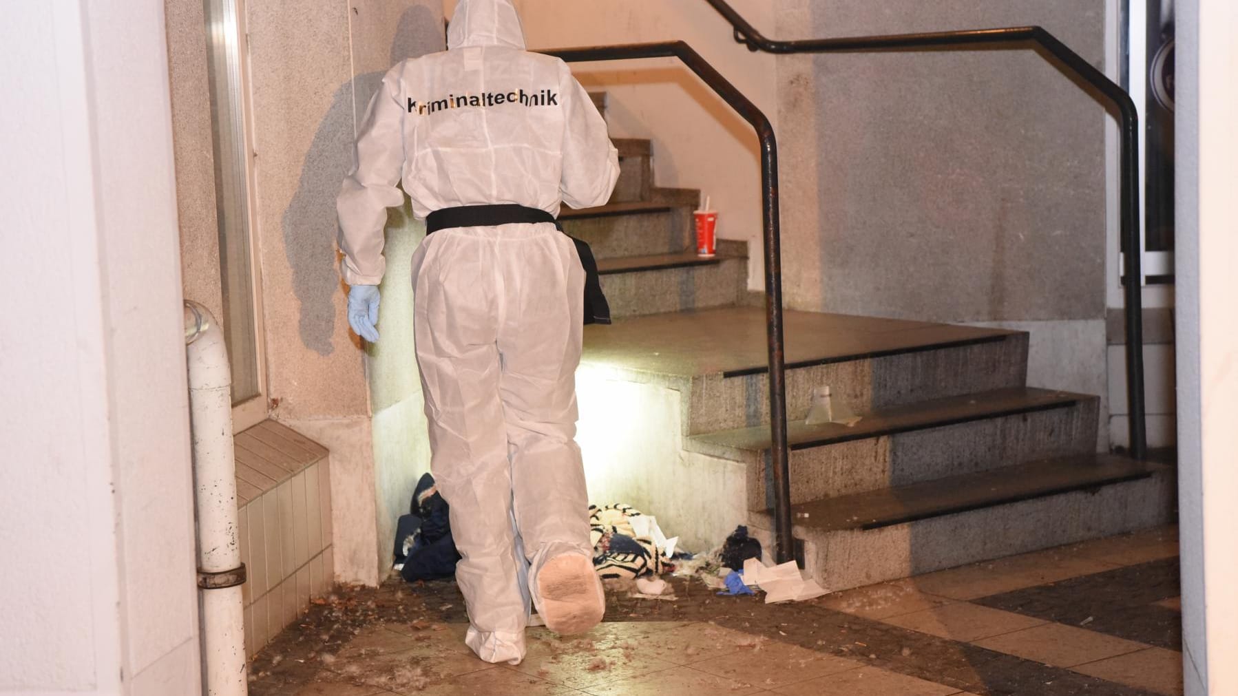 Spurensicherung in Berlin: Die lebensgefährlich verletzte Frau wurde in ein Krankenhaus gebracht. Spurensicherung in Berlin: Die lebensgefährlich verletzte Frau wurde in ein Krankenhaus gebracht.
