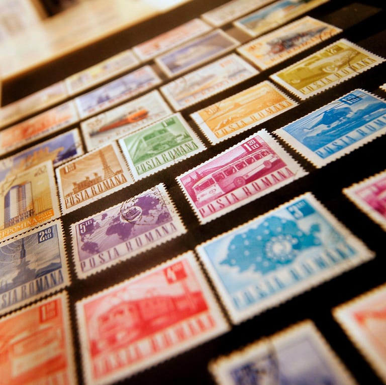 Briefmarkenalben (Symbolbild): Manchmal will man einem Erben einen ganz bestimmten Gegenstand vermachen.