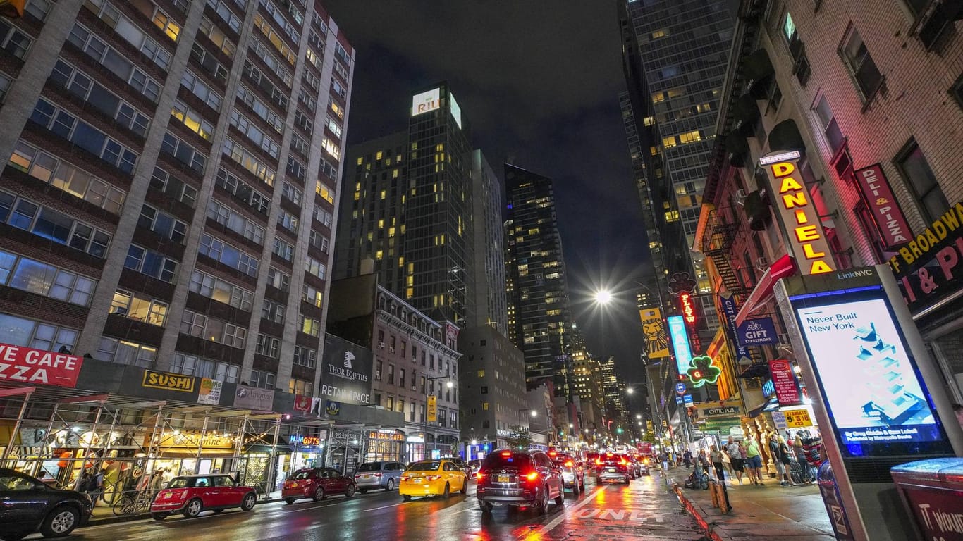 New York bei Nacht (Symbolbild): Der Düsseldorfer MMA-Kämpfer Islam Dulatov wurde hier überfallen.