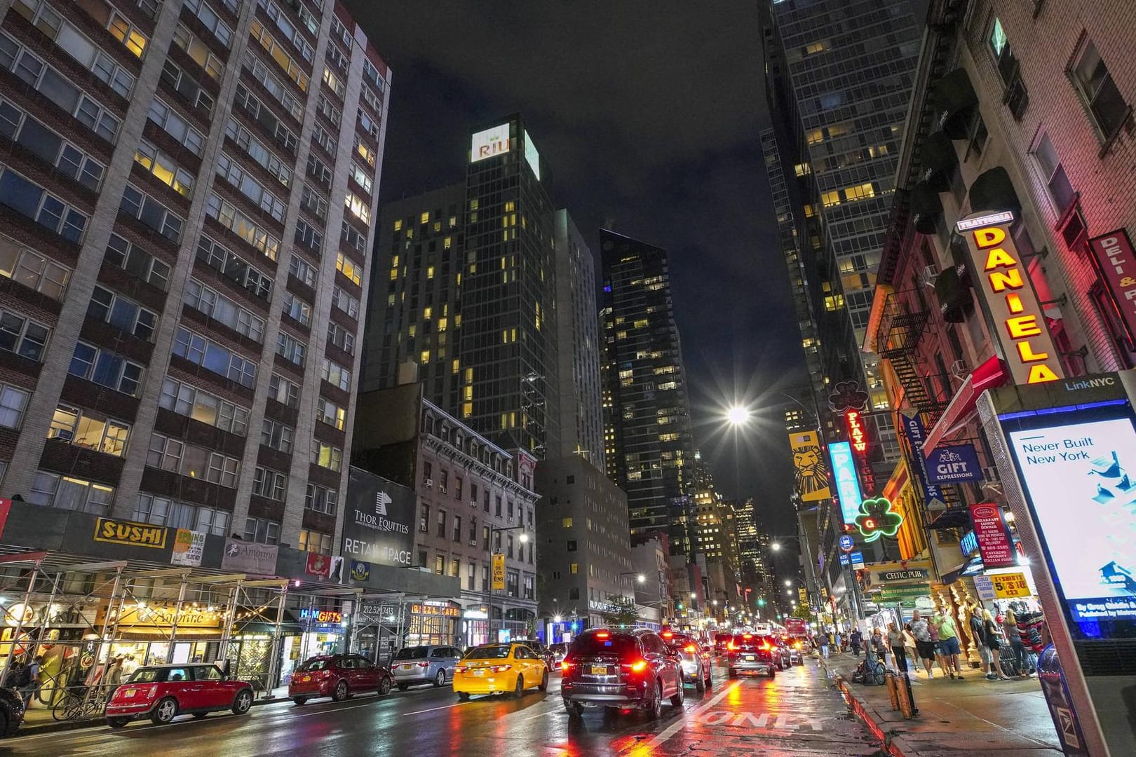 New York bei Nacht (Symbolbild): Der Düsseldorfer MMA-Kämpfer Islam Dulatov wurde hier überfallen.