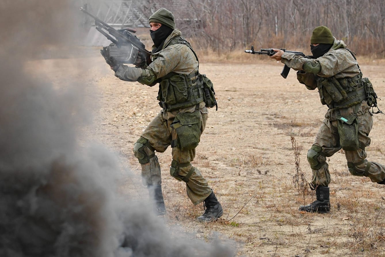 Übung russischer Soldaten: Präsident Putin hat Tausende Soldaten an der ukrainischen Grenze versammelt.