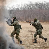 Übung russischer Soldaten: Präsident Putin hat Tausende Soldaten an der ukrainischen Grenze versammelt.