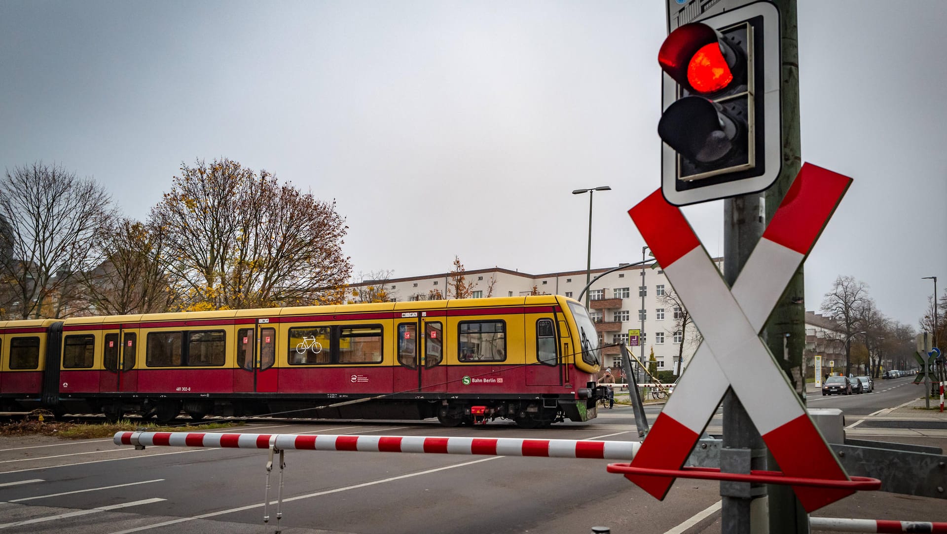 Eine S-Bahn fährt an einem beschrankten Bahnübergang in Berlin vorbei (Symbolbild): Die Einschränkungen sind beendet. Eine S-Bahn fährt an einem beschrankten Bahnübergang in Berlin vorbei (Symbolbild): Die Einschränkungen sind beendet.
