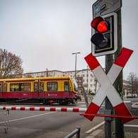 Eine S-Bahn fährt an einem beschrankten Bahnübergang in Berlin vorbei (Symbolbild): Die Einschränkungen sind beendet.