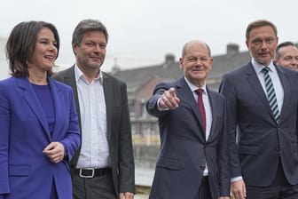 Annalena Baerbock, Robert Habeck, Olaf Scholz und Christian Lindner: Die neue Bundesregierung muss wieder Vertrauen bei den Bürgern aufbauen, sagt der frühere Bundesverfassungsrichter Hans-Jürgen Papier.