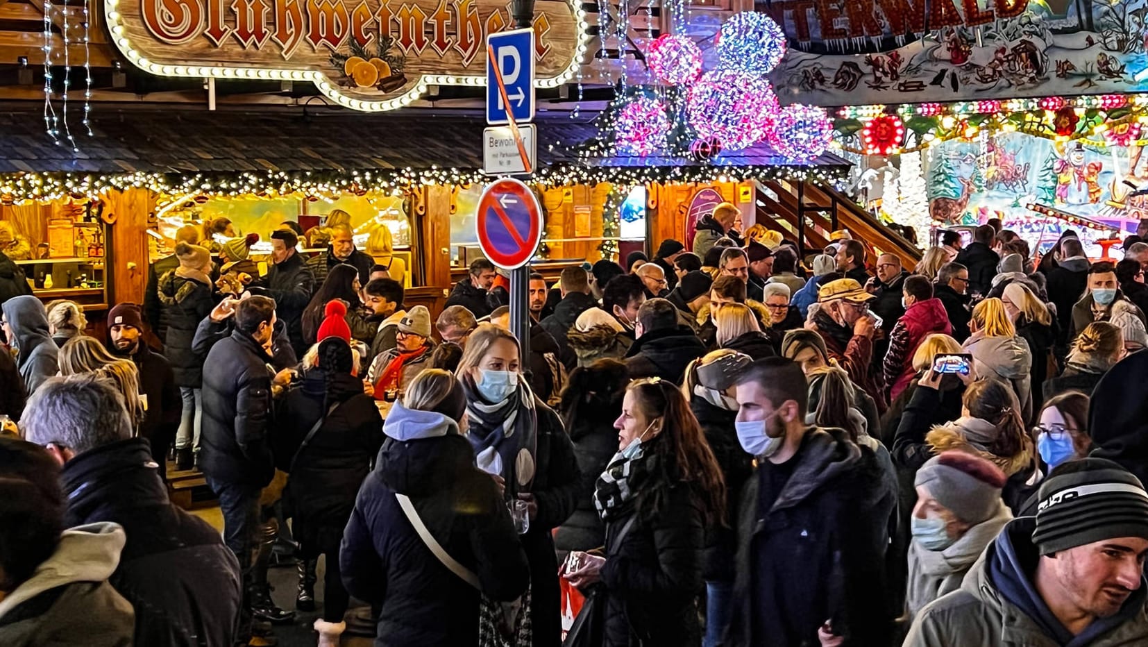 Menschen dicht gedrängt auf dem Weihnachtsmarkt: Mit der neuen Corona-Variante Omikron kommt eine Ansteckungswelle auf Deutschland zu.