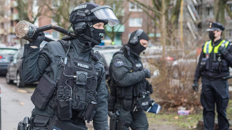 Spezialkräfte der Polizei in Hamburg (Archivbild): Ein 22-Jähriger hatte seinen Vermieter am Mittwoch mit einer abgebrochenen Glasflasche bedroht.