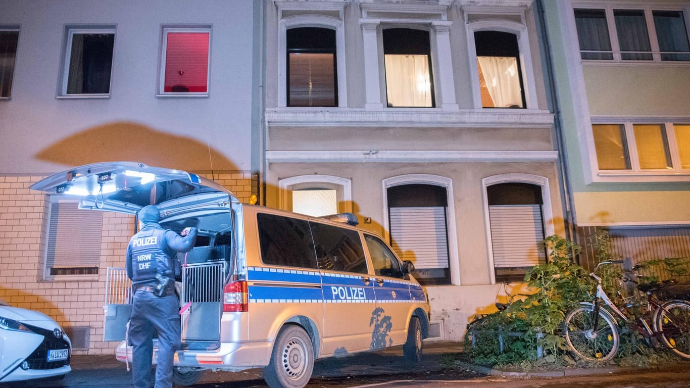 Kölner Polizeibeamte in der Hartwichstraße: In mehreren Gebäuden kommt es zu Wohnungsdurchsuchungen.