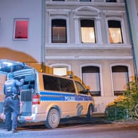 Kölner Polizeibeamte in der Hartwichstraße: In mehreren Gebäuden kommt es zu Wohnungsdurchsuchungen.